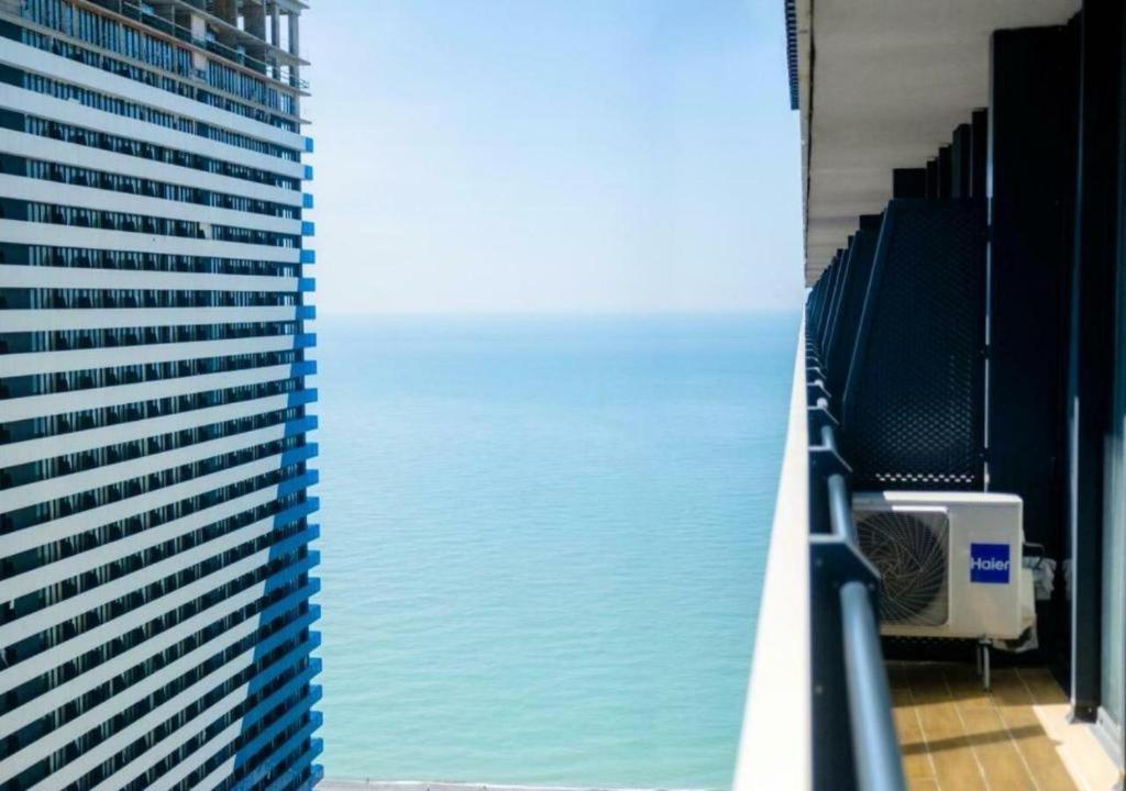Orbi City Luxury Studio Harbour And Sea View Batumi Esterno foto